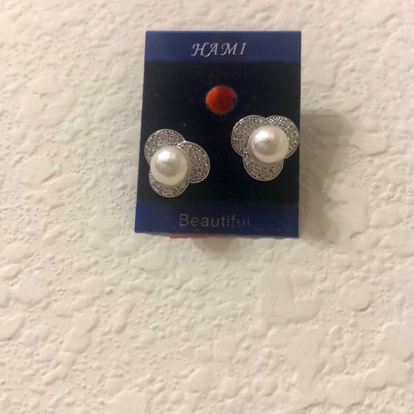 SHINY PEARL STUD EARRINGS - Picture 2 of 6